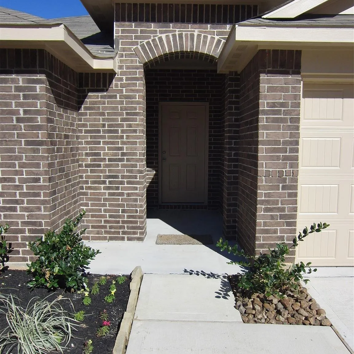 4 bed, 2.0 bath, 2145 sqft, $2,400 — Photo 2