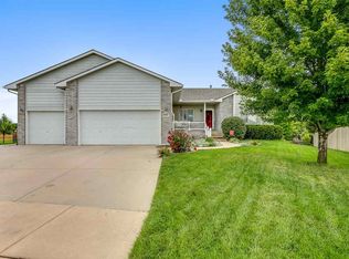 564 S Country Lakes Ct, Haysville, KS 67060