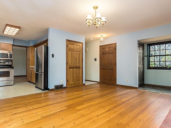 4th image of 579 Blandford Dr