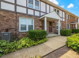 1768 Pickwick Ln, Glenview, IL 60026