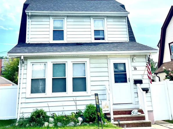 16 Evergreen Dr APT 1, Lindenhurst, NY 11757