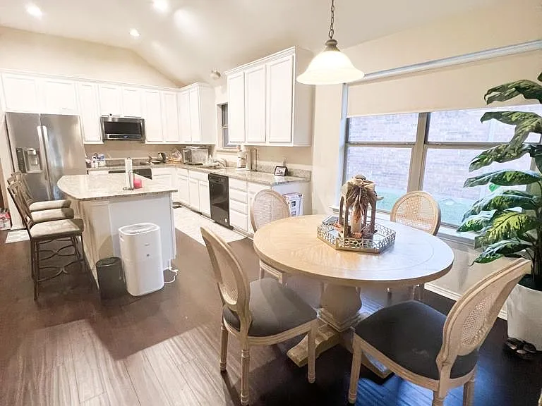 2356 Aurora Dr — Photo 8