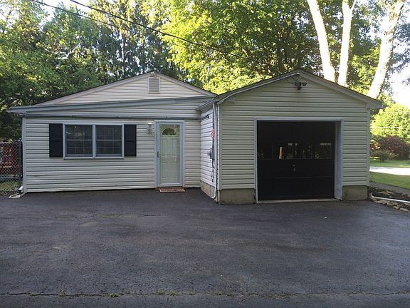 Side Entrnce
						:
						1 Car Garage/Entrance to Family Room