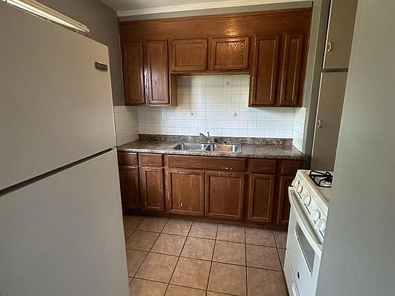 5th image of 19351 Lakeshore Blvd #4