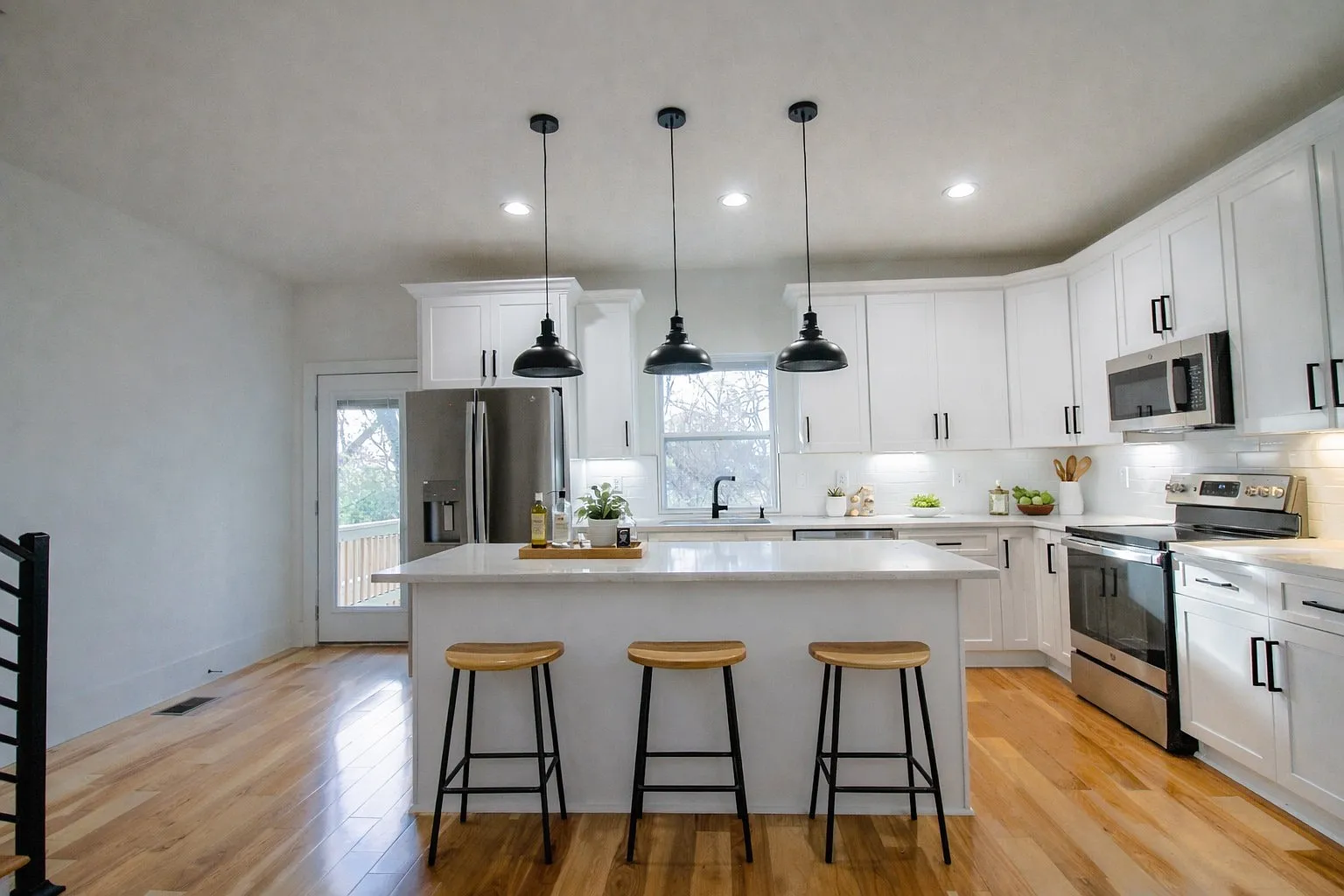 4 bed, 2400 sqft, $3,895 — Photo 3