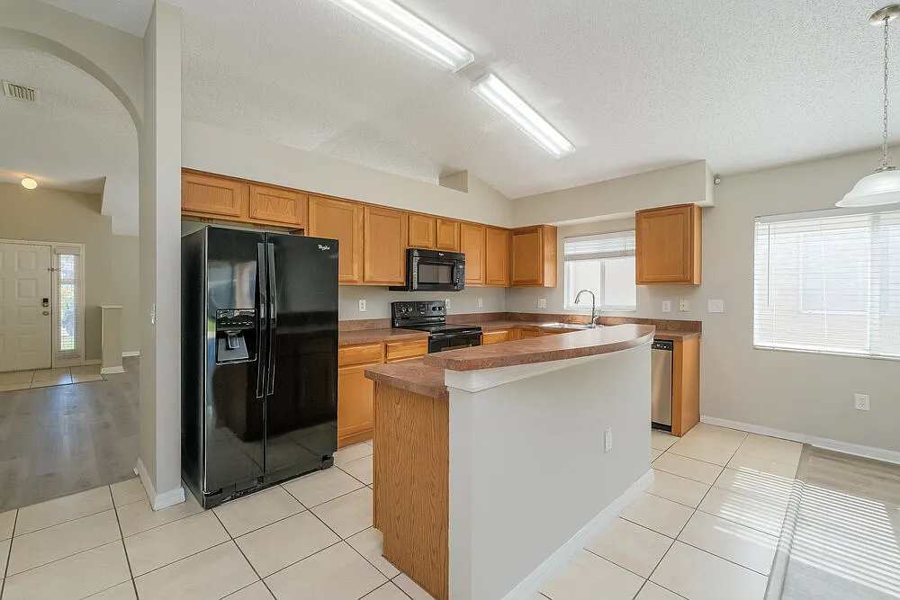 4 bed, 2.0 bath, 2061 sqft, $2,410 — Photo 3