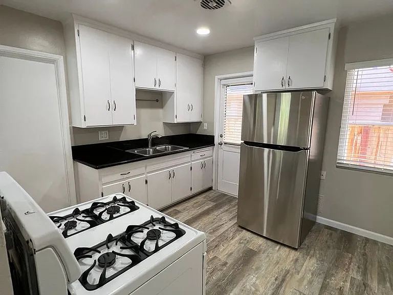 1149-1155 Felspar Street — Photo 7