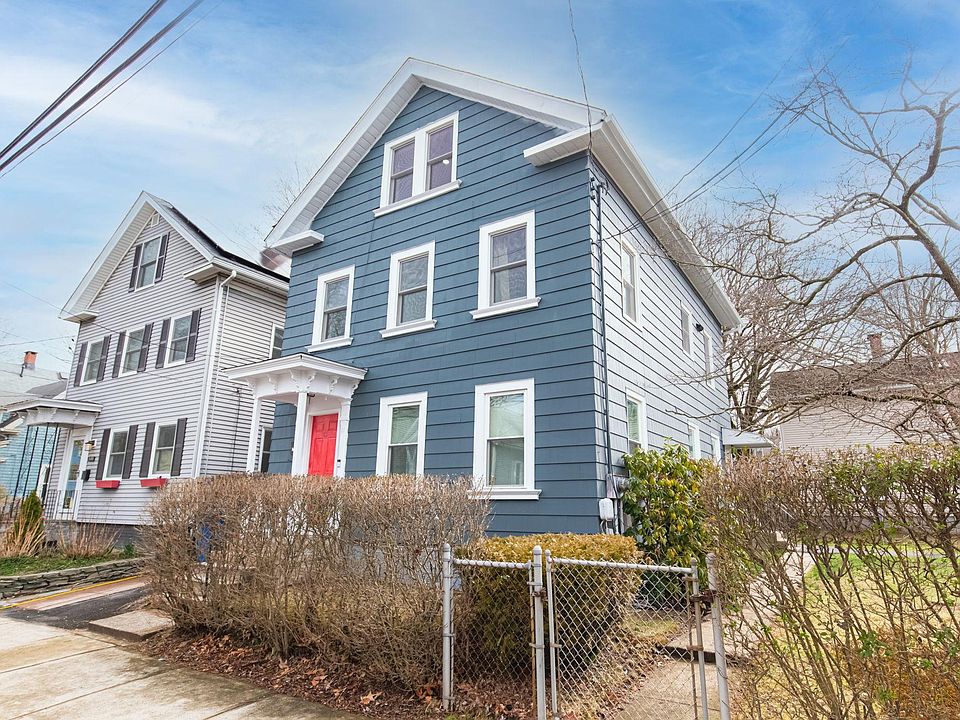 Furnished duplex apartment on 2nd and 3rd floors. Fenced yard with off-street parking. 

Includes dedicated, workspaces, hairdryer, full-size ironing, board, kitchen, ware, linens, smart TV, very fast, Internet, Wi-Fi, kitchen, essentials, smoke and carbo