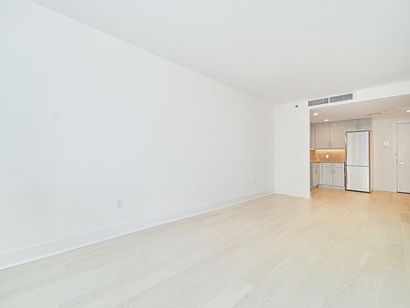 5th image of 306 W 142nd St APT 6D