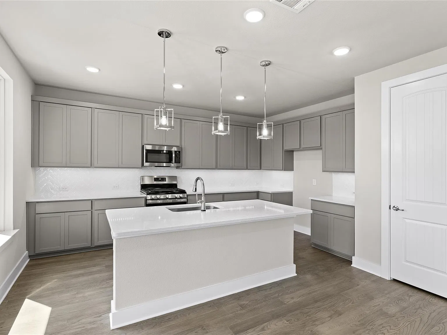 5 bed, 2580 sqft, $2,800 — Photo 3