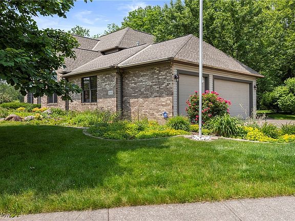 3rd image of 939 Barberry Cir