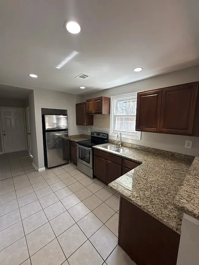 4 bed, 2.5 bath, 1800 sqft, $1,995 — Photo 3