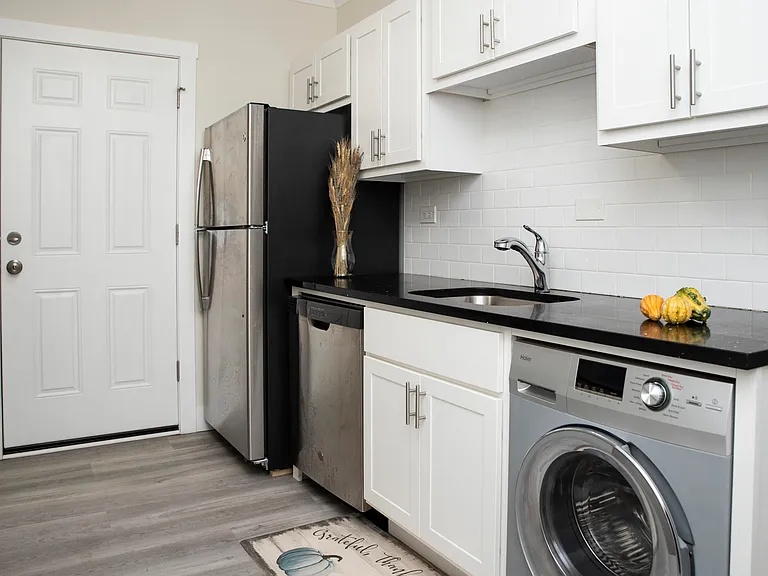 1415 W Hutchinson St #3 — Photo 1