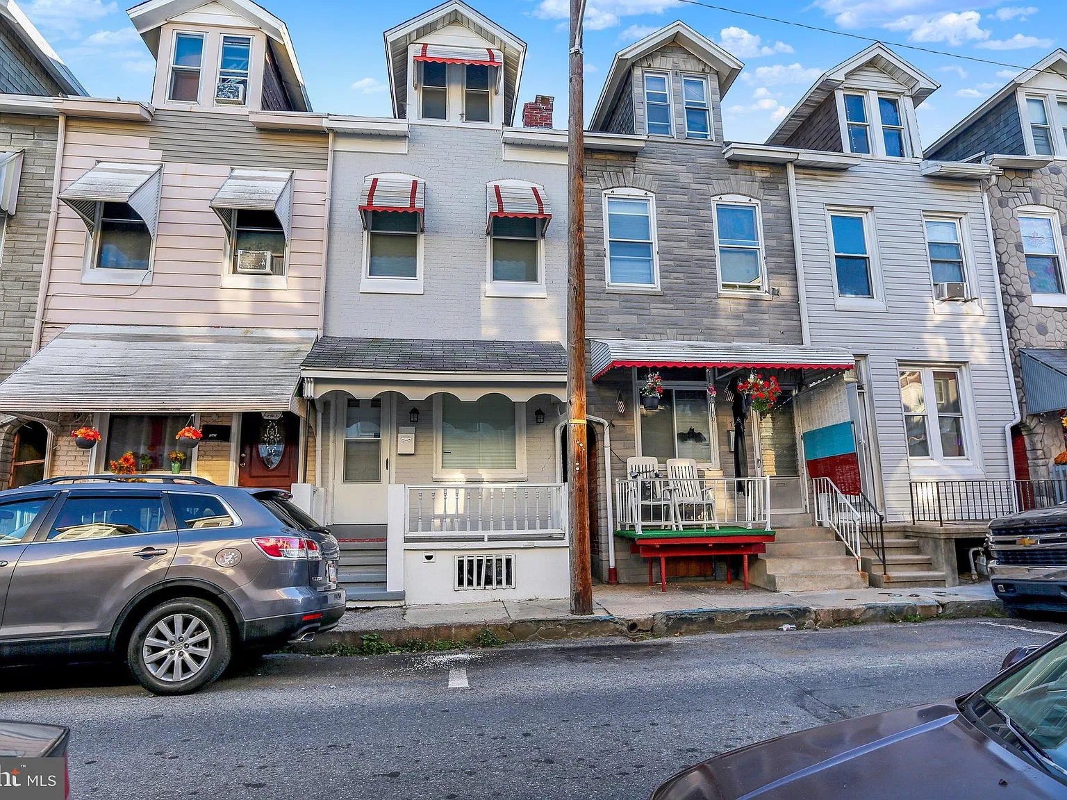 3 bed, 1.0 bath, 1153 sqft, $1,300 — Photo 2