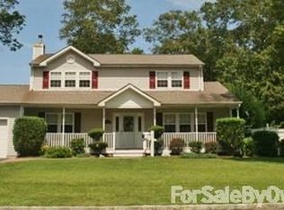 17 W Cedar St, Islip, NY 11751