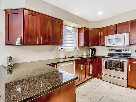 5th image of 4 Walcott Ct