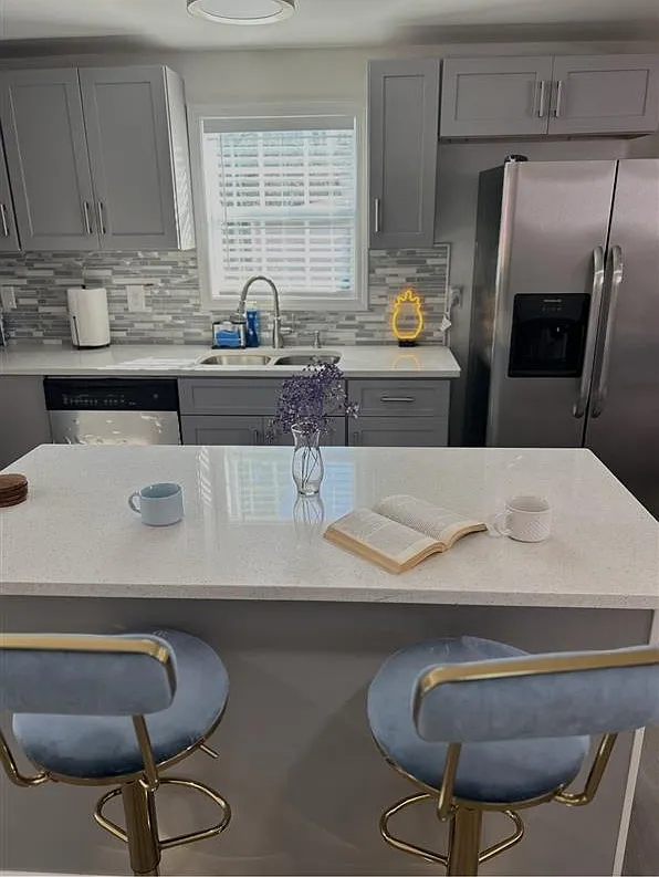 3 bed, 988 sqft, $1,800 — Photo 3