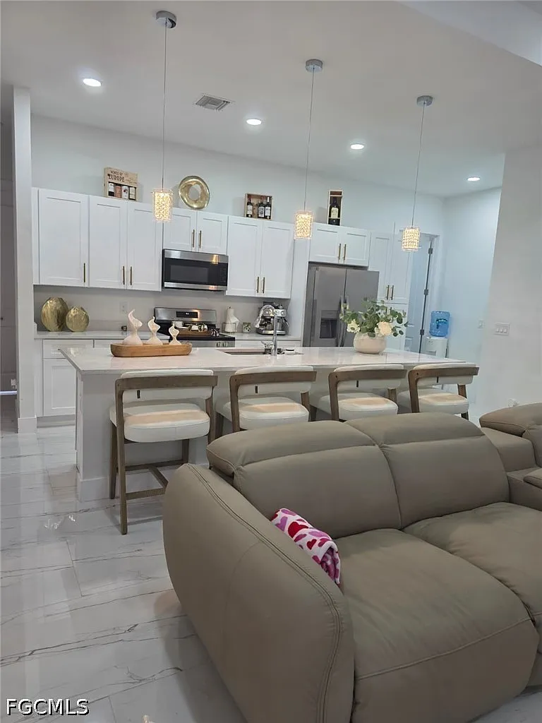 3 bed, 2.0 bath, 1617 sqft, $2,400 — Photo 2