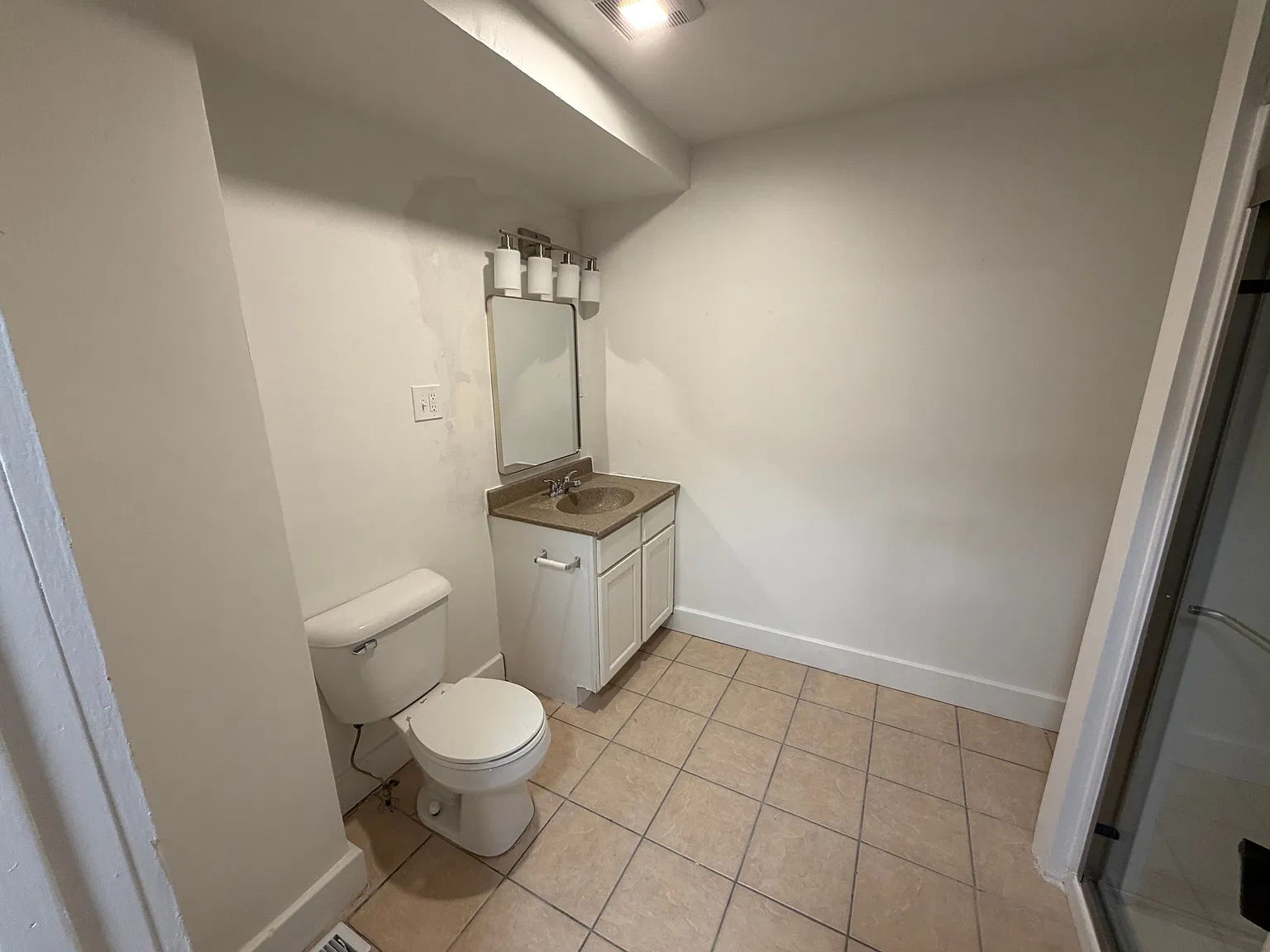 3 bed, 1.0 bath, 900 sqft, $1,600 — Photo 4