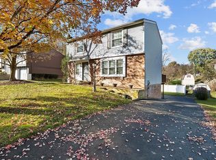 104 Penn Crest Dr, White Oak, PA 15131