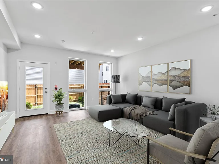 321 W Berks St #1 — Photo 2
