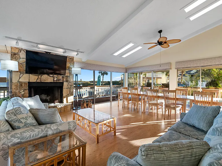 Host a party in this beautifully appointed clubhouse, which features a full-size kitchen, a flat-screen TV, a dining table that seats 16, a pool table, and exercise equipment.