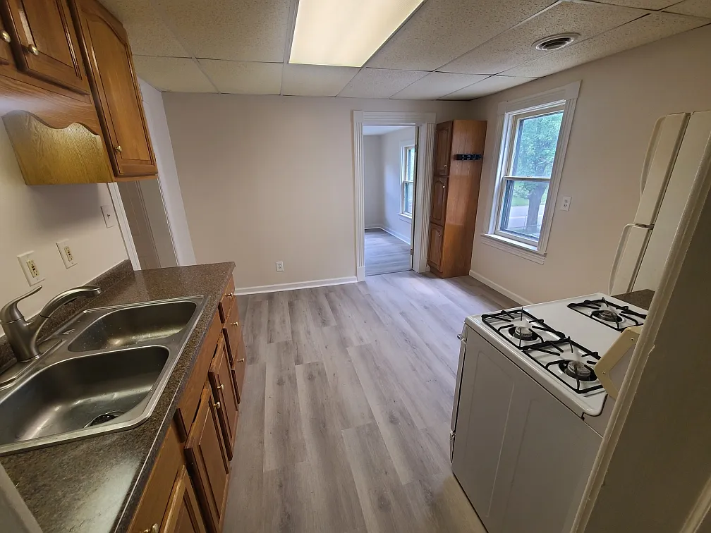 2 bed, 900 sqft, $975 — Photo 2
