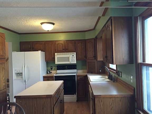 Nice Eat-in Kitchen
