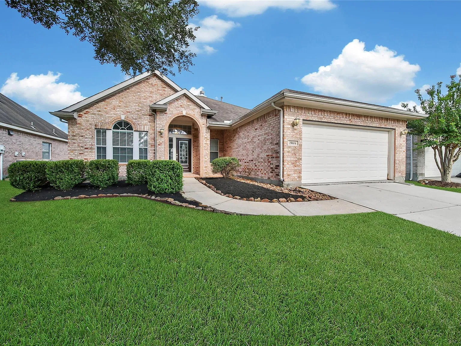 4 bed, 2.0 bath, 2284 sqft, $2,400 — Photo 3
