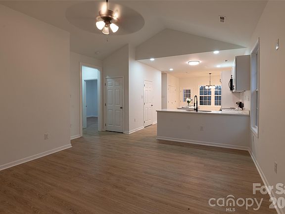 5th image of 117 Rollins St