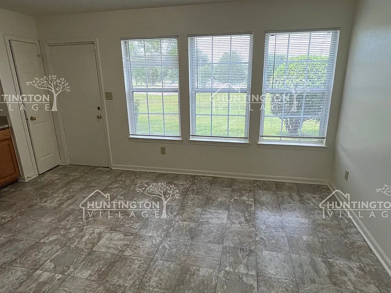 302 Marion Way — Photo 3