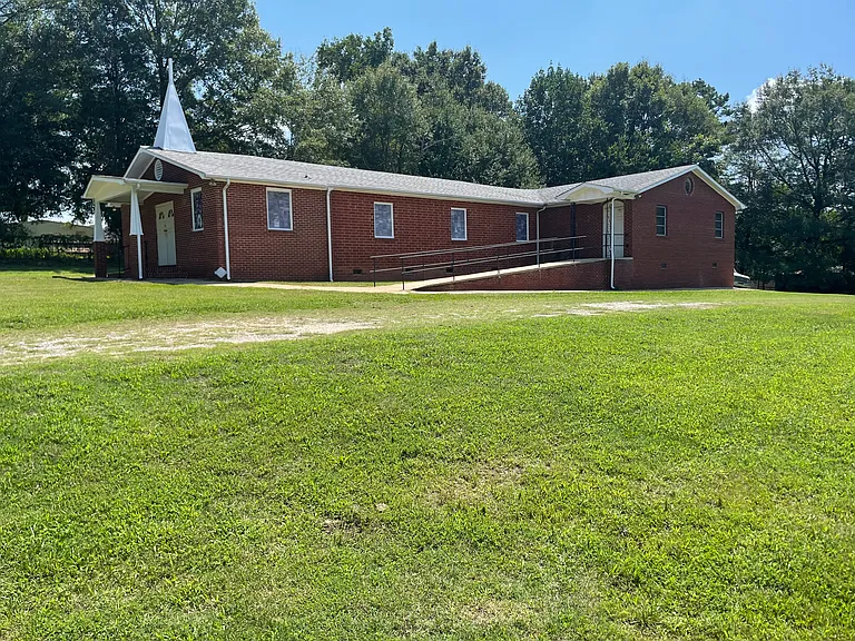 1205 Masonic Dr — Photo 2