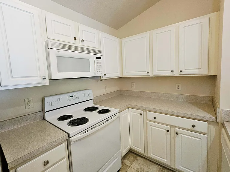 3704 Cotswold Ter #3A — Photo 6