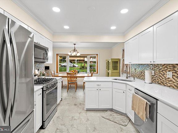 5th image of 8105 Gale St