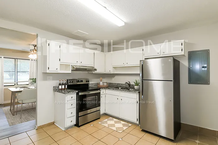 8154 Huntington Dr — Photo 2