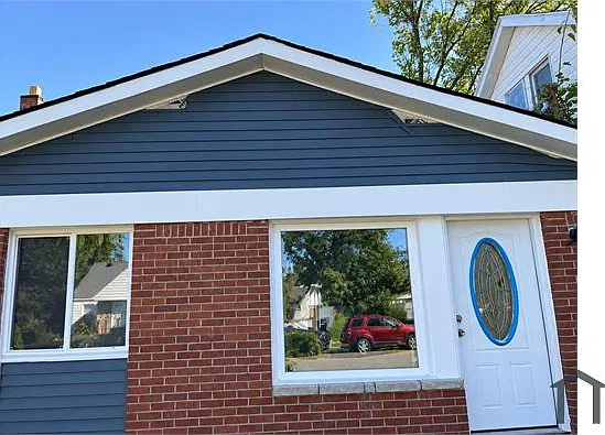 3 bed, 917 sqft, $1,325 — Photo 2