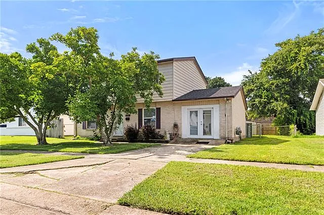 421 Holy Cross Pl — Photo 2