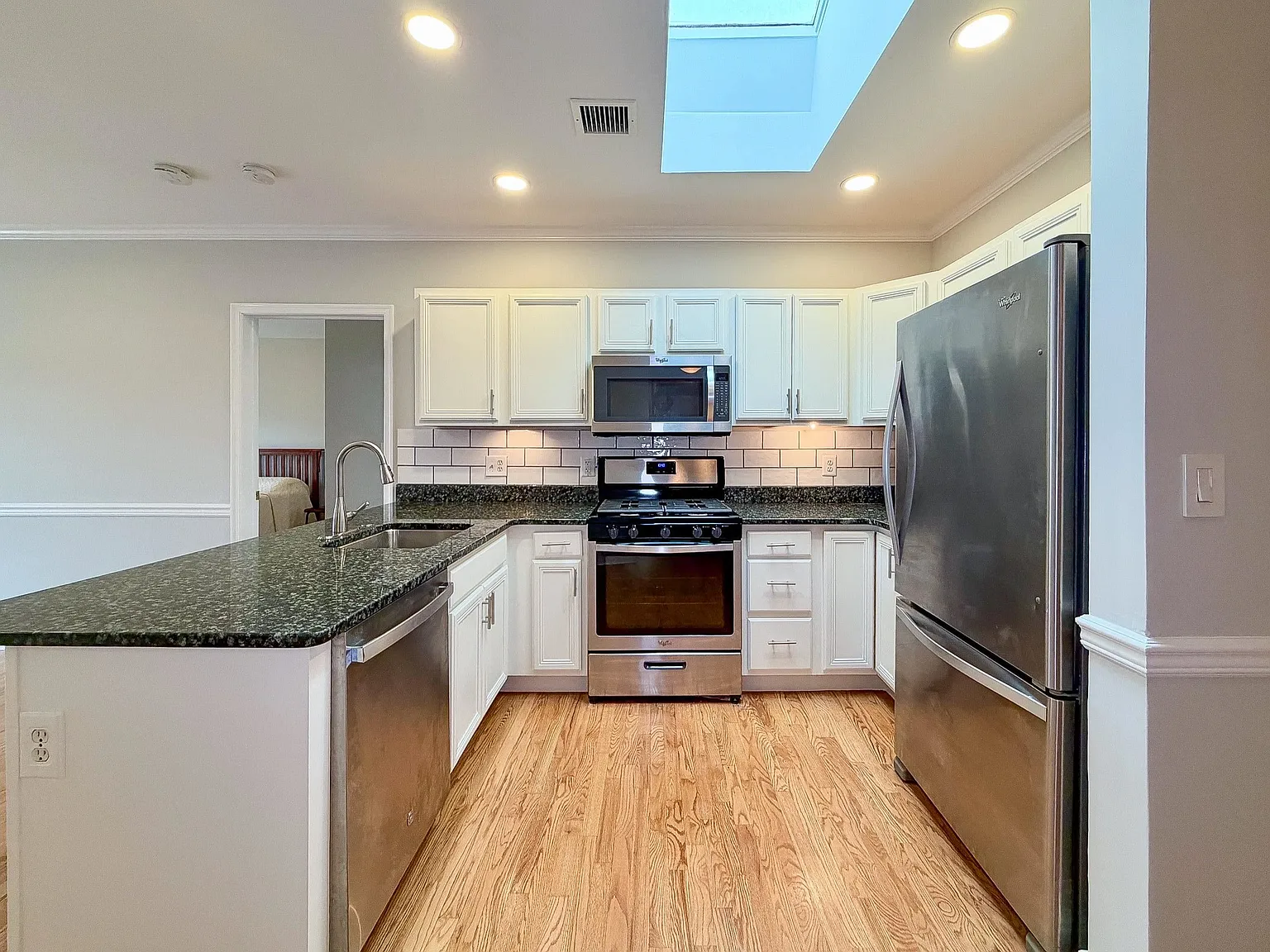 2 bed, 2.0 bath, $4,750 — Photo 4