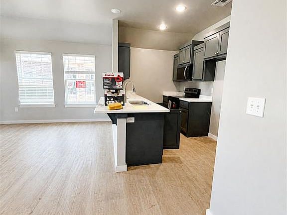 4th image of 910 SW D Ave #1