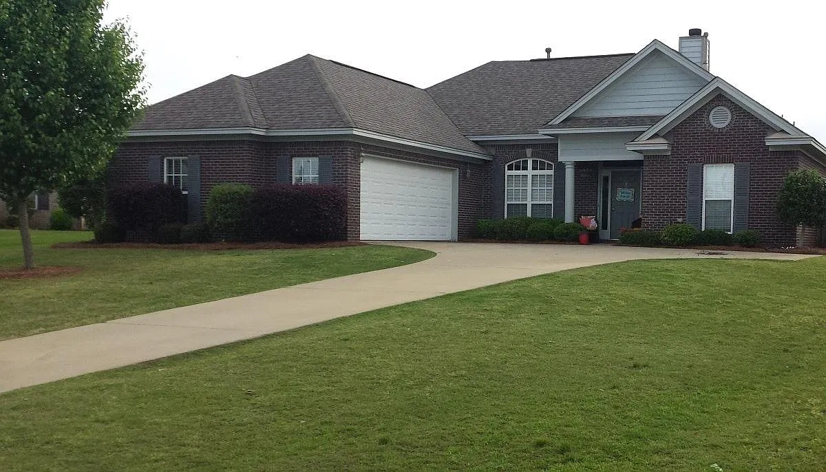 4 bed, 2.5 bath, 2050 sqft, $2,250 — Photo 1