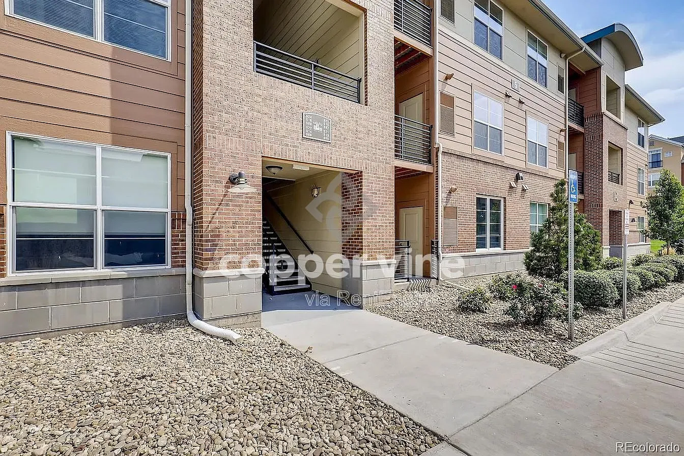 2 bed, 2.0 bath, 1052 sqft, $2,045 — Photo 1