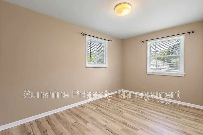 3 bed, 1.0 bath, 1100 sqft, $2,000 — Photo 3