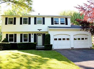 5 Coachlight Cir, Farmington, NY 14425