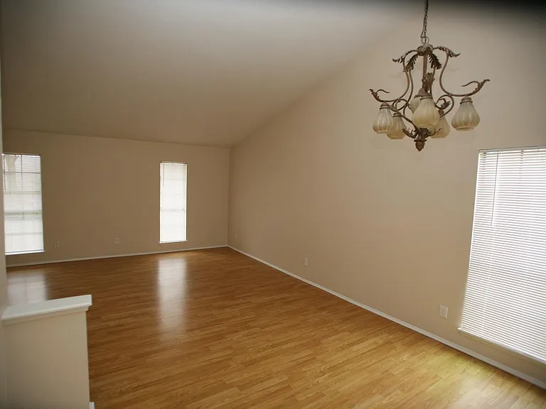 1332 Milford Dr — Photo 3