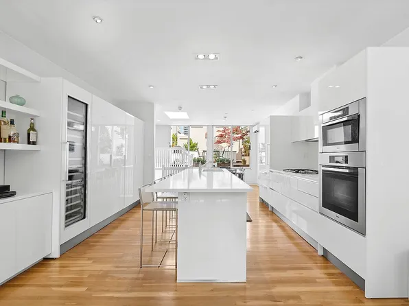 152 E 63rd St #2, New York, NY 10065