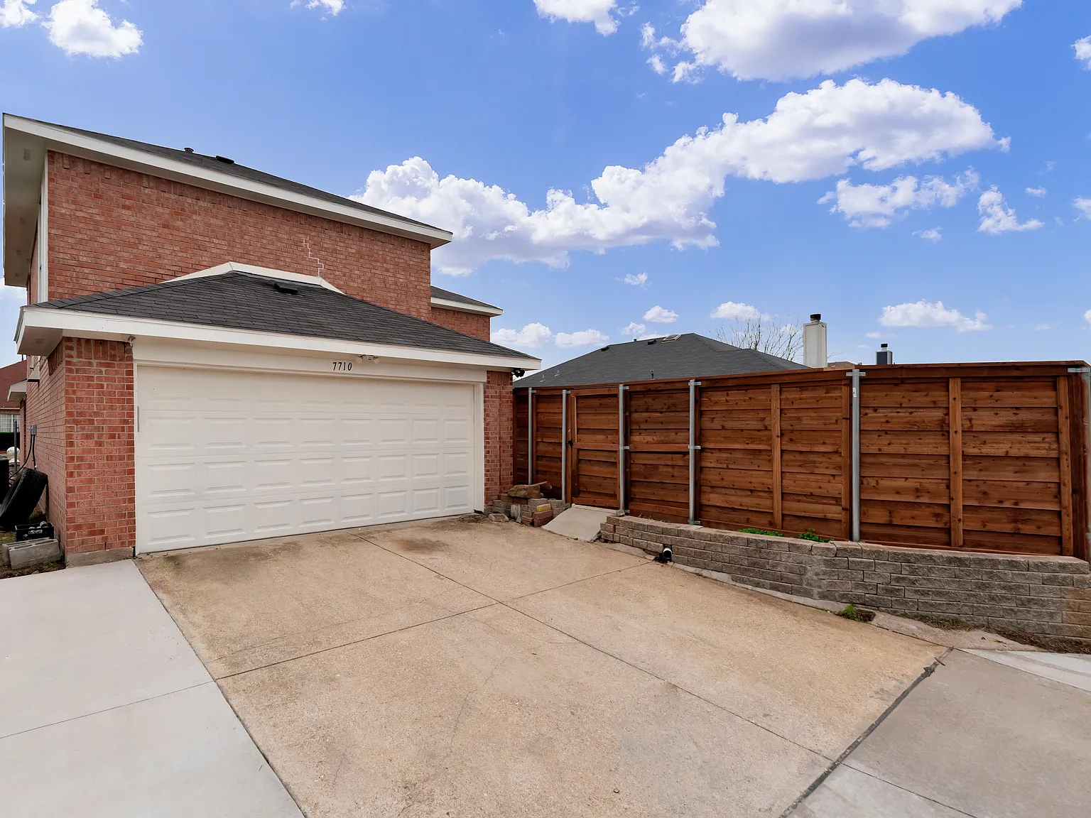 5 bed, 2710 sqft, $6,800 — Photo 2