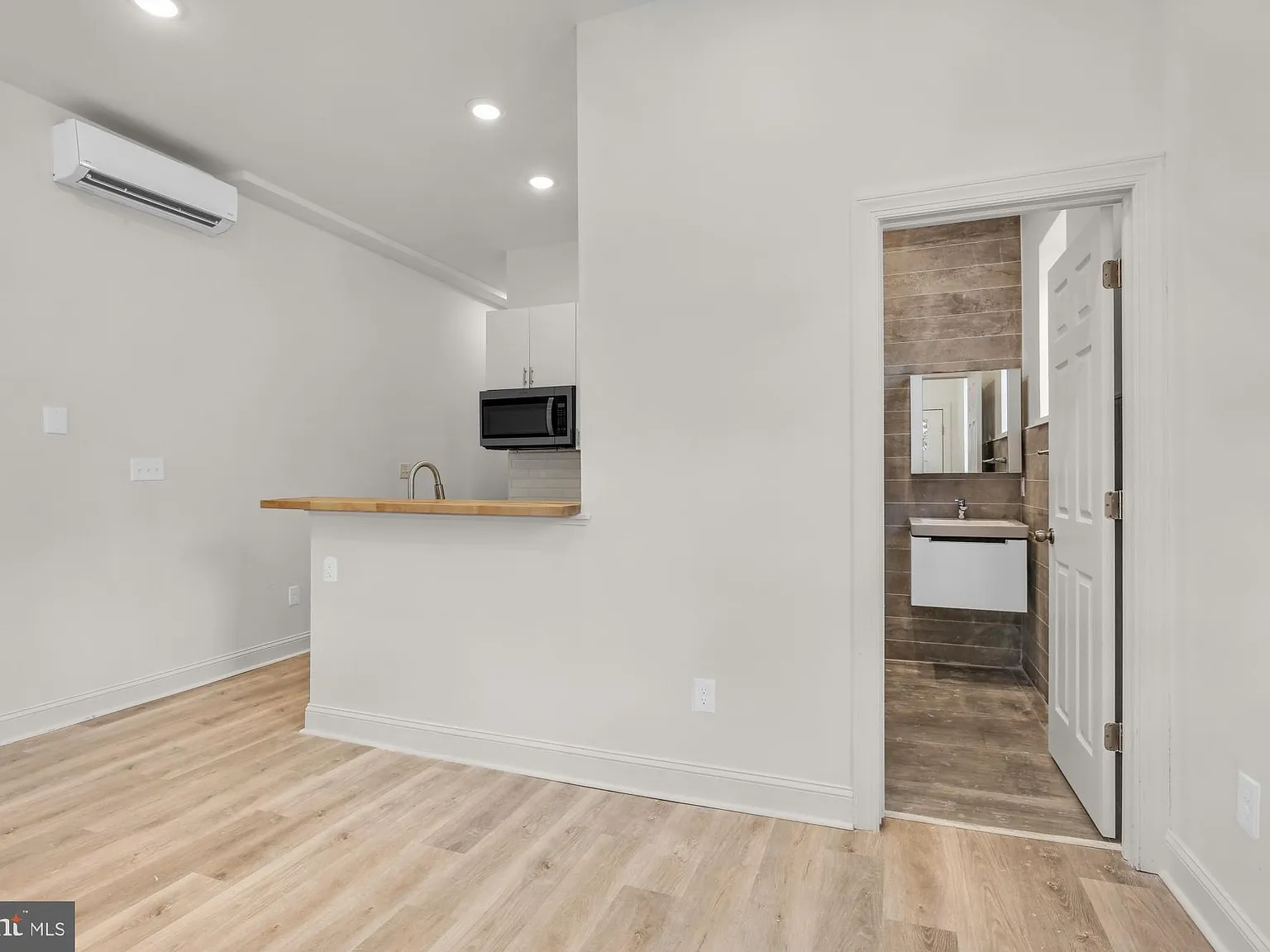 2 bed, 1.0 bath, $1,395 — Photo 2