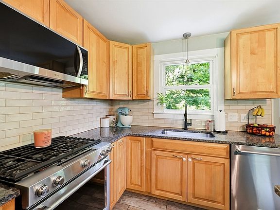 3rd image of 21 Goss Hill Rd