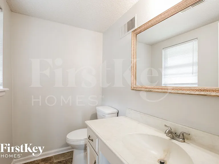 606 NE Park Cir — Photo 13