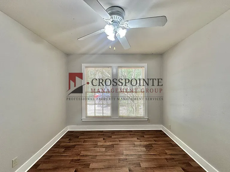 College Ave Triplex — Photo 8